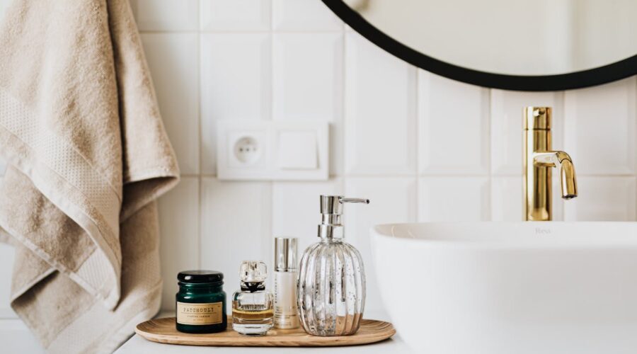 Een badkamer met stijl en gouden details die direct opvalt